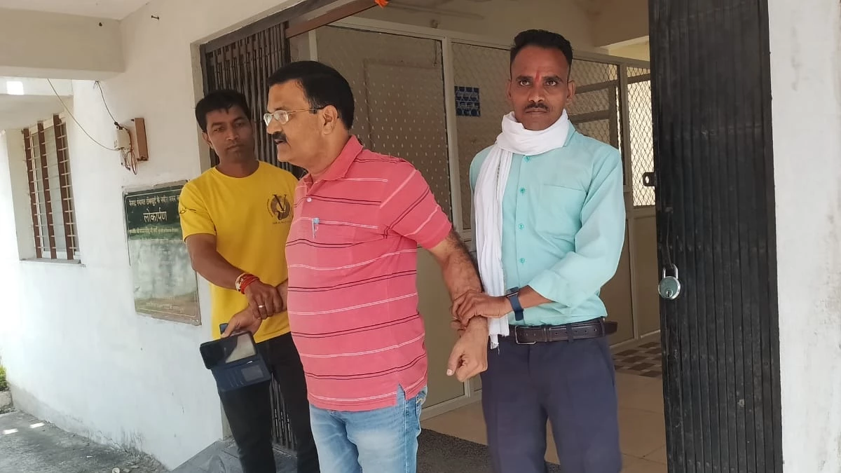 मध्य प्रदेश लोकायुक्त कार्रवाई: देवास CEO राजेश सोनी 20 हजार की रिश्वत लेते गिरफ्तार, भ्रष्टाचार पर शिकंजा