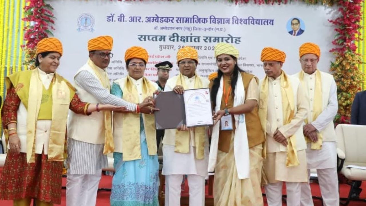 राज्यपाल मंगुभाई पटेल ने डॉ. बी.आर. अंबेडकर सामाजिक विज्ञान विश्वविद्यालय के दीक्षांत समारोह में छात्रों को दी उपाधि