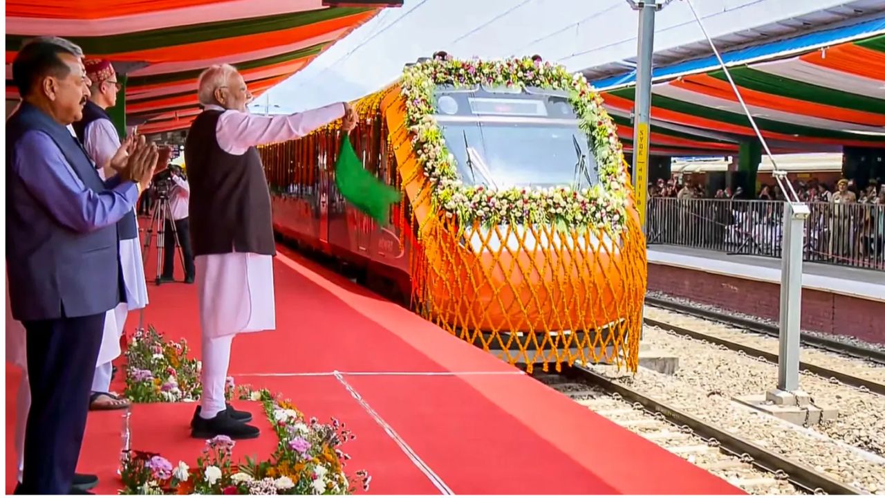 प्रधानमंत्री नरेंद्र मोदी ने दी वाराणसी को नई सौगात : चार वंदे भारत एक्सप्रेस ट्रेन को दिखाई हरी झंडी