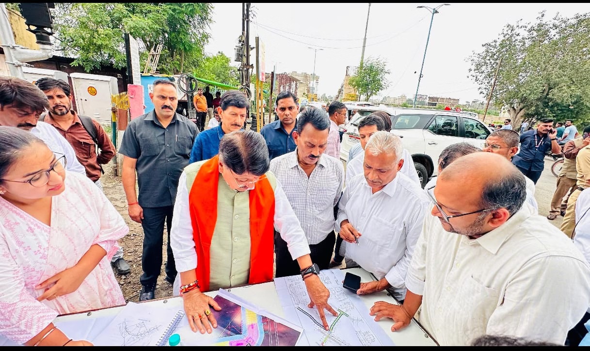 Indore Metro News: कैलाश विजयवर्गीय ने विजय नगर से Radisson चौराहा तक मेट्रो कार्य का निरीक्षण किया, जनता की परेशानी दूर करने के निर्देश दिए