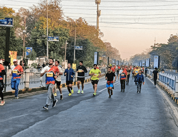 इंदौर मैराथन 2025: ‘रन इंदौर वन इंदौर’ में हजारों धावक शामिल, सर्द सुबह फिटनेस जागरूकता और जनभागीदारी का शानदार संदेश