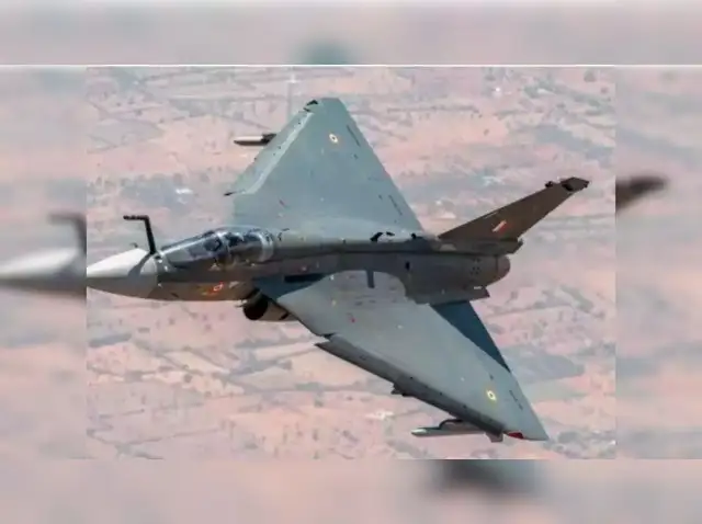 Tejas Fighter Jet Crashed: दुबई एयर शो में भारतीय तेजस एमके-1 लड़ाकू विमान क्रैश, पायलट की मौत, हादसे की जांच शुरू