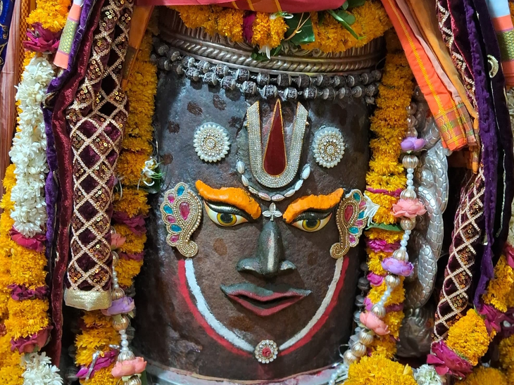 Ujjain News: भस्म आरती में वैष्णव तिलक धारण कर प्रकट हुए बाबा महाकाल, दर्शन को उमड़ा जनसैलाब