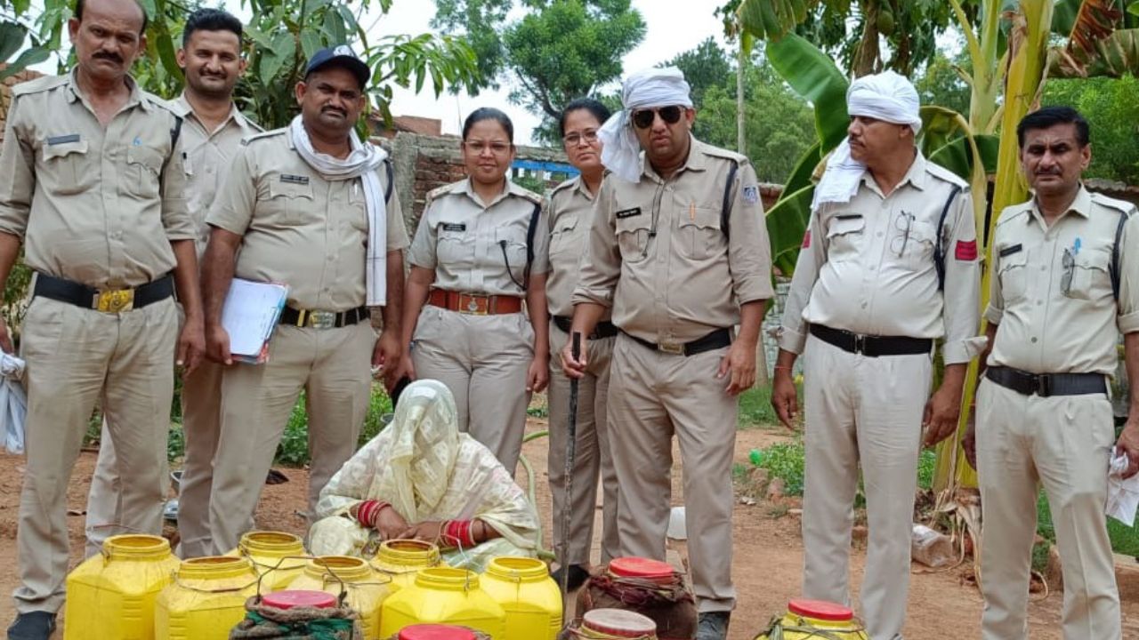 महू में छापामार कार्रवाई: लाखों की अवैध शराब जब्त, 8 प्रकरण दर्ज