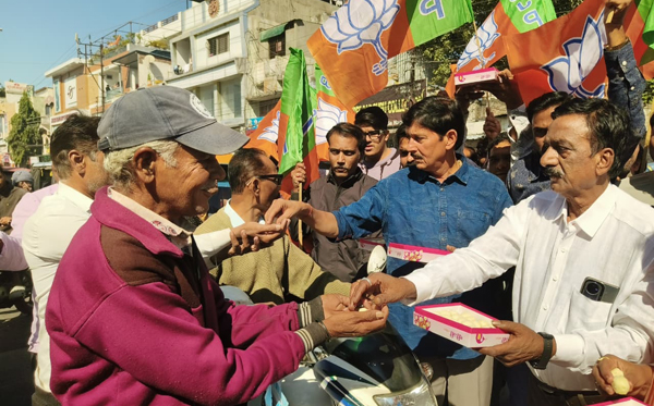 मोहन यादव सरकार के 2 साल पूरे होने पर जनता को लड्डू बांटते विधायक रमेश मंदोला