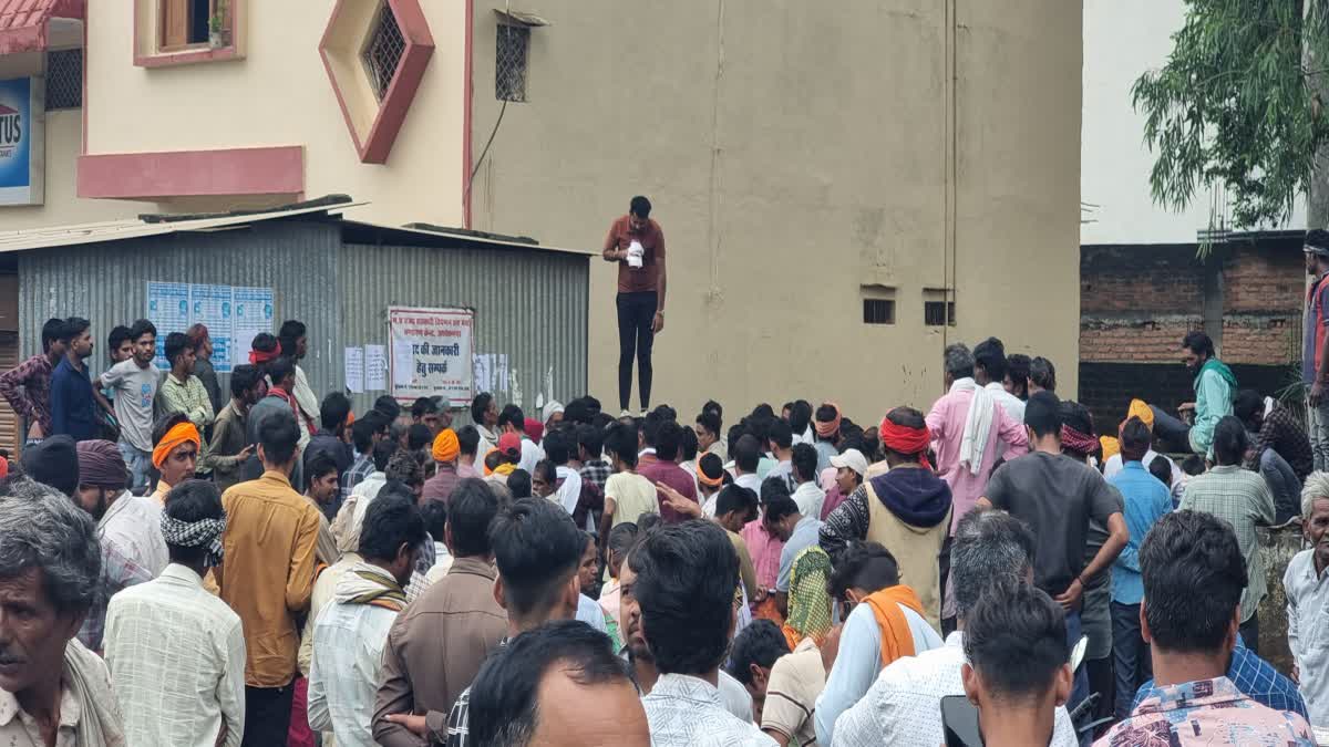 Urea Shortage in MP: अशोकनगर में यूरिया संकट से रबी फसल प्रभावित, किसानों की लंबी कतारें और पूर्व मंडल उपाध्यक्ष का छलका दर्द