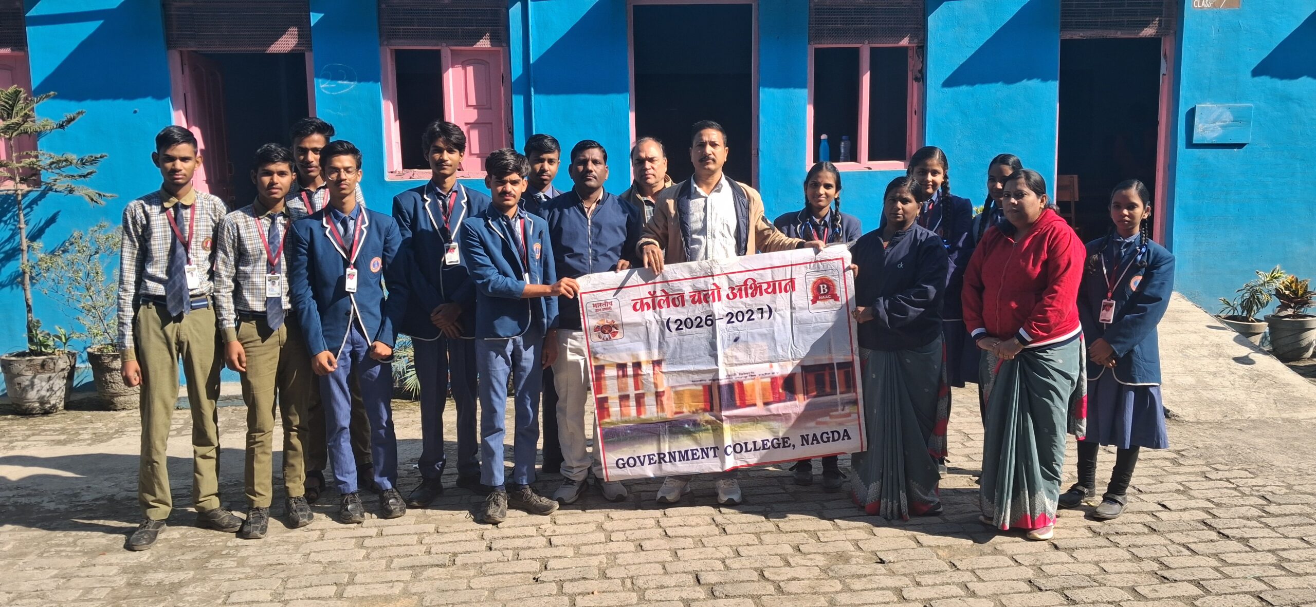 कॉलेज चलो अभियान नागदा के तहत वर्धमान उच्चतर माध्यमिक विद्यालय में छात्रों को उच्च शिक्षा की जानकारी देते प्राध्यापक