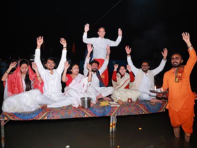 सीएम मोहन यादव के बेटे अभिमन्यु नर्मदा परिक्रमा के दौरान परिवार संग मां नर्मदा का पूजन करते हुए