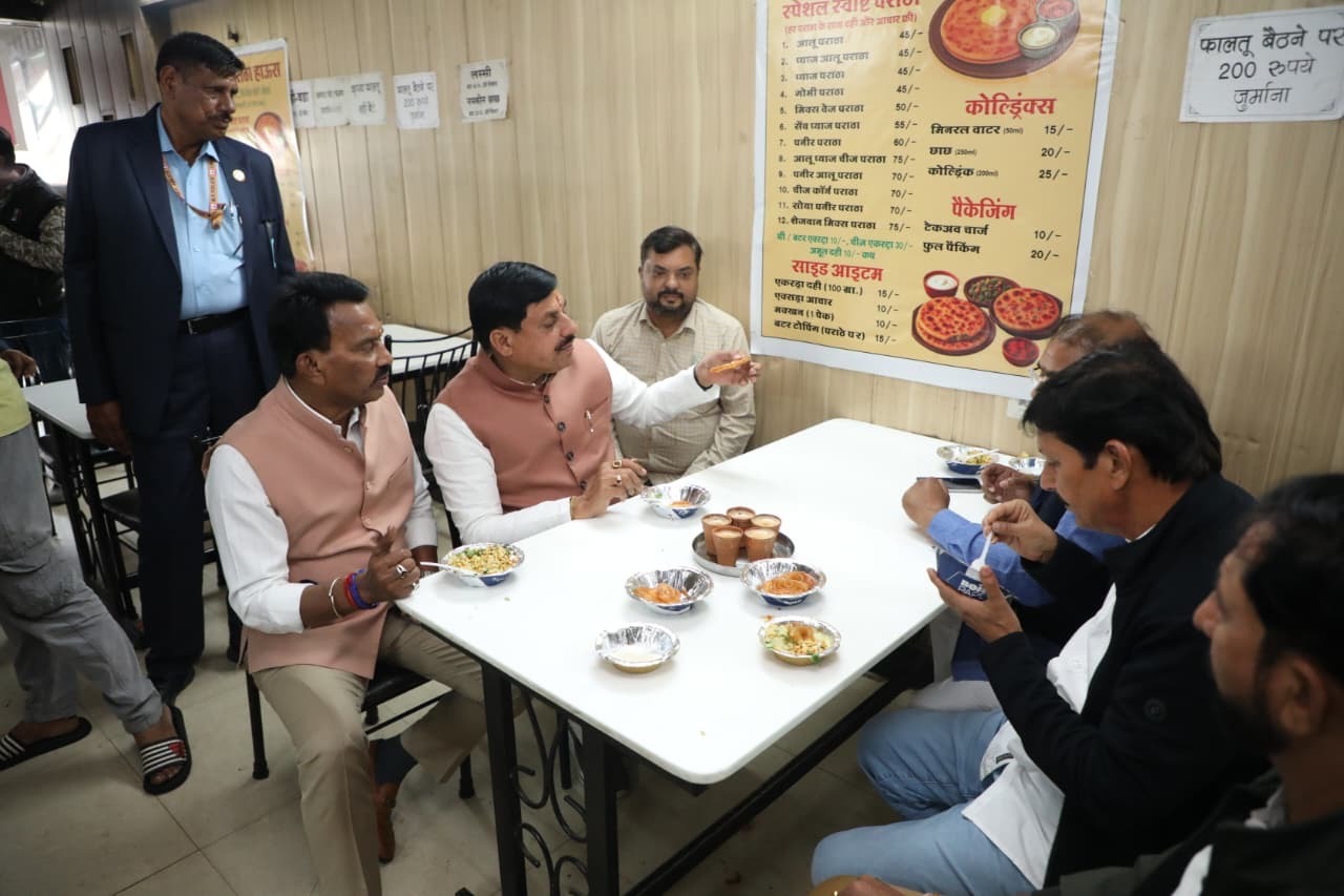 CM Mohan Yadav Indore Visit के दौरान मौसा पराठा हाउस में पोहा-जलेबी खाते मुख्यमंत्री