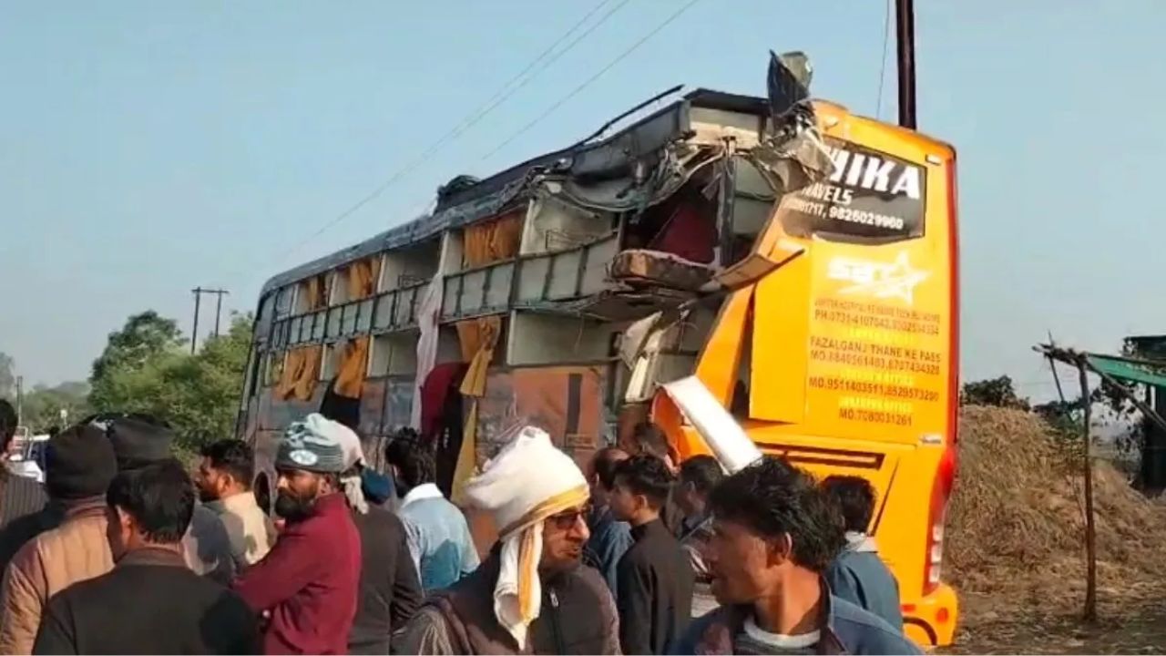 गुना में सड़क हादसा: कानपुर-इंदौर बस पलटी, 1 की मौत, 14 घायल
