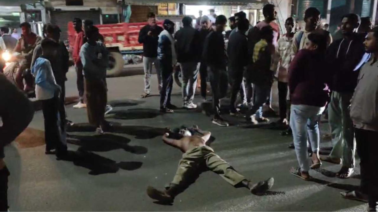 नर्मदापुरम में युवक ने सड़क पर किया नंगा प्रदर्शन, 15 मिनट तक जाम रही ट्रैफिक