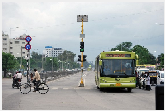 Indore BRTS Slow Speed Crisis के कारण ट्रैफिक में फंसी iBus, यात्रियों को हो रही भारी परेशानी