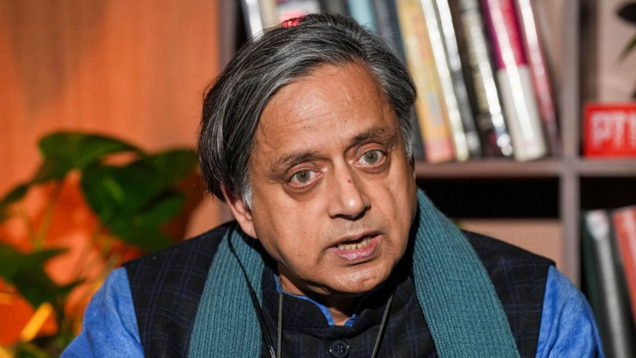 थरूर बोले: मैं जानबूझकर नहीं छोड़ा, केरल से लौटते समय फ्लाइट में…..