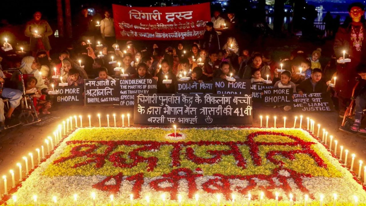 भोपाल गैस त्रासदी की 41वीं बरसी पर जुलूस में विवाद, RSS पुतले पर FIR