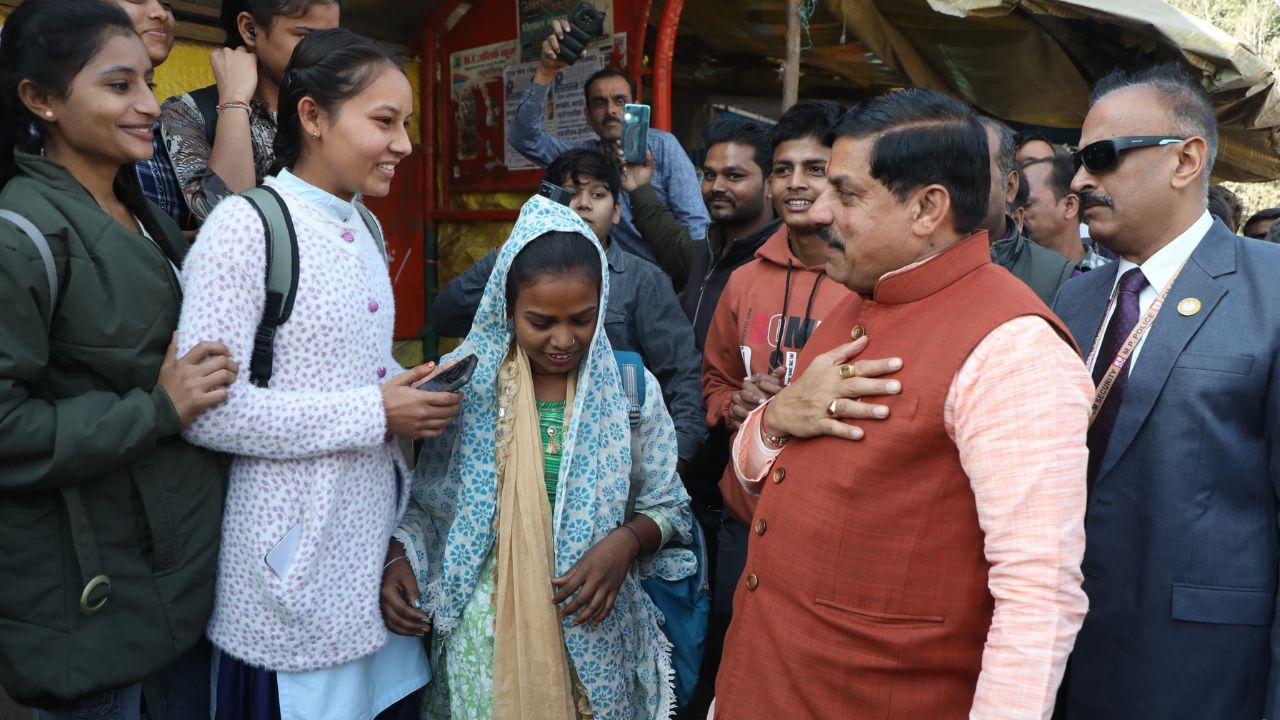 खजुराहो में बस स्टॉप पर रुके मुख्यमंत्री मोहन यादव, छात्रों से की बातचीत