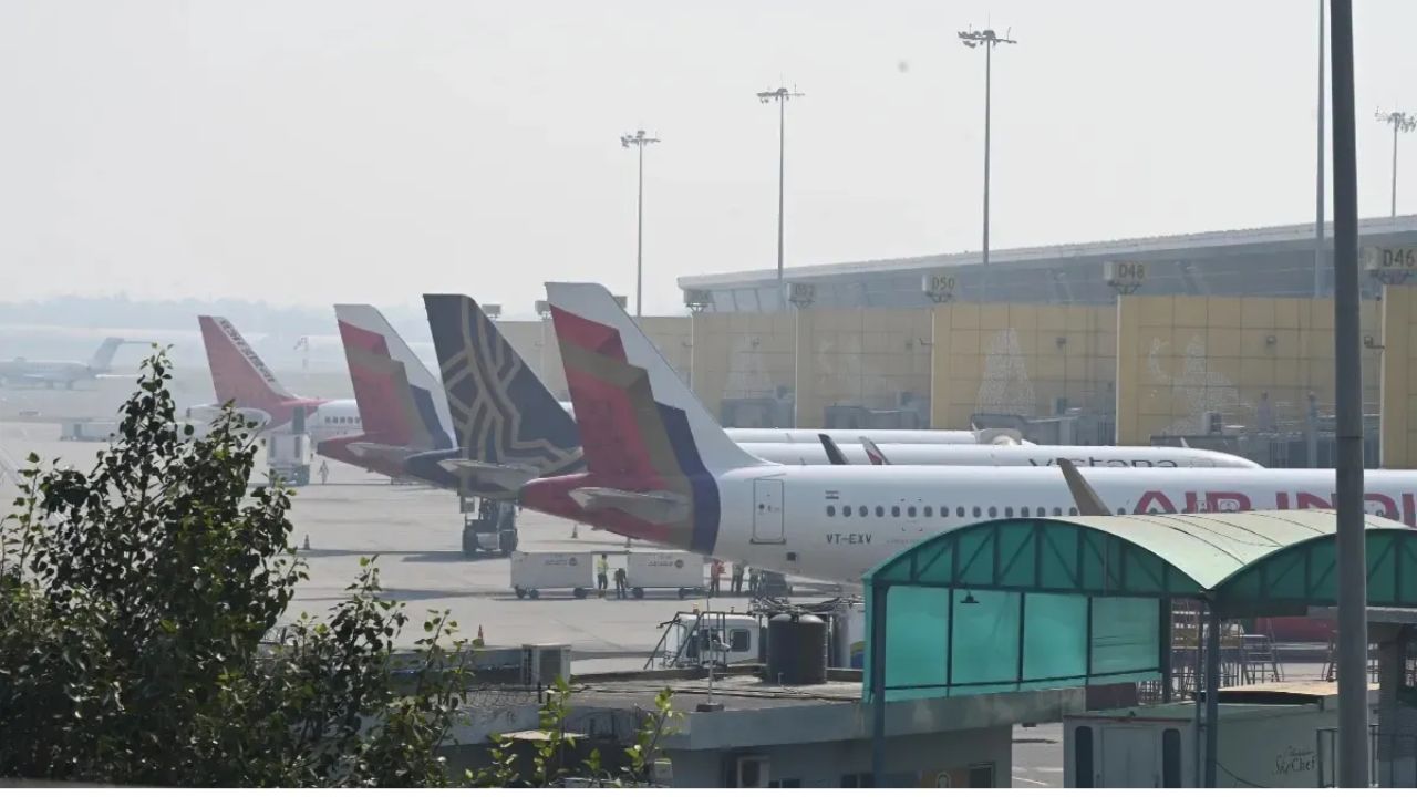 IGI एयरपोर्ट पर कोहरे का कहर, कम विजिबिलिटी से 125 उड़ानें लेट