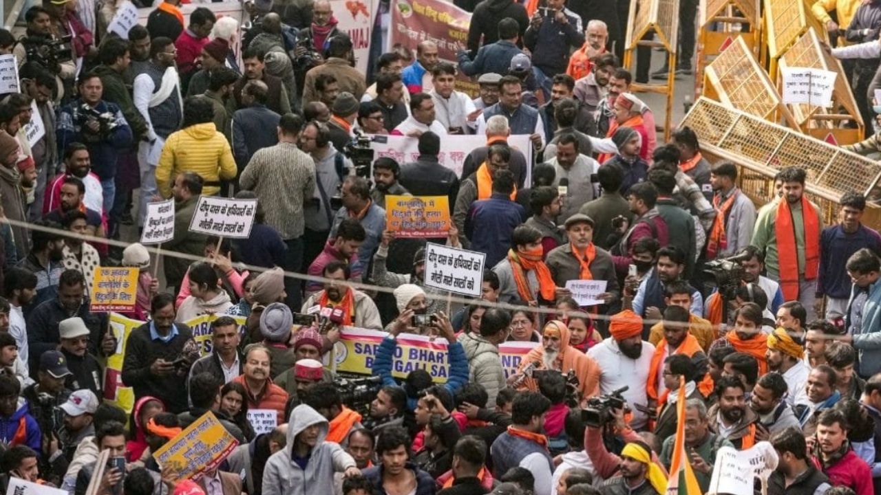 VHP का दिल्ली में प्रदर्शन: बांग्लादेश में हिंदू युवक दीपू चंद्र की हत्या के खिलाफ देशव्यापी विरोध