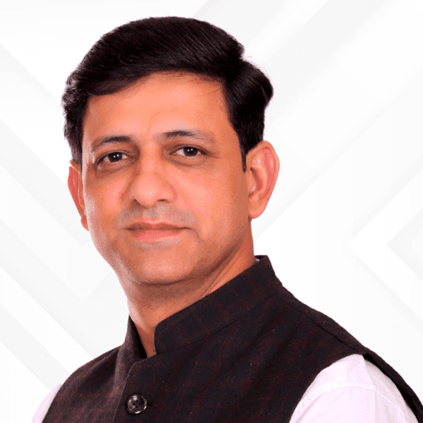 इंदौर महापौर पुष्यमित्र भार्गव राष्ट्रीय उपाध्यक्ष पद की शपथ लेते हुए