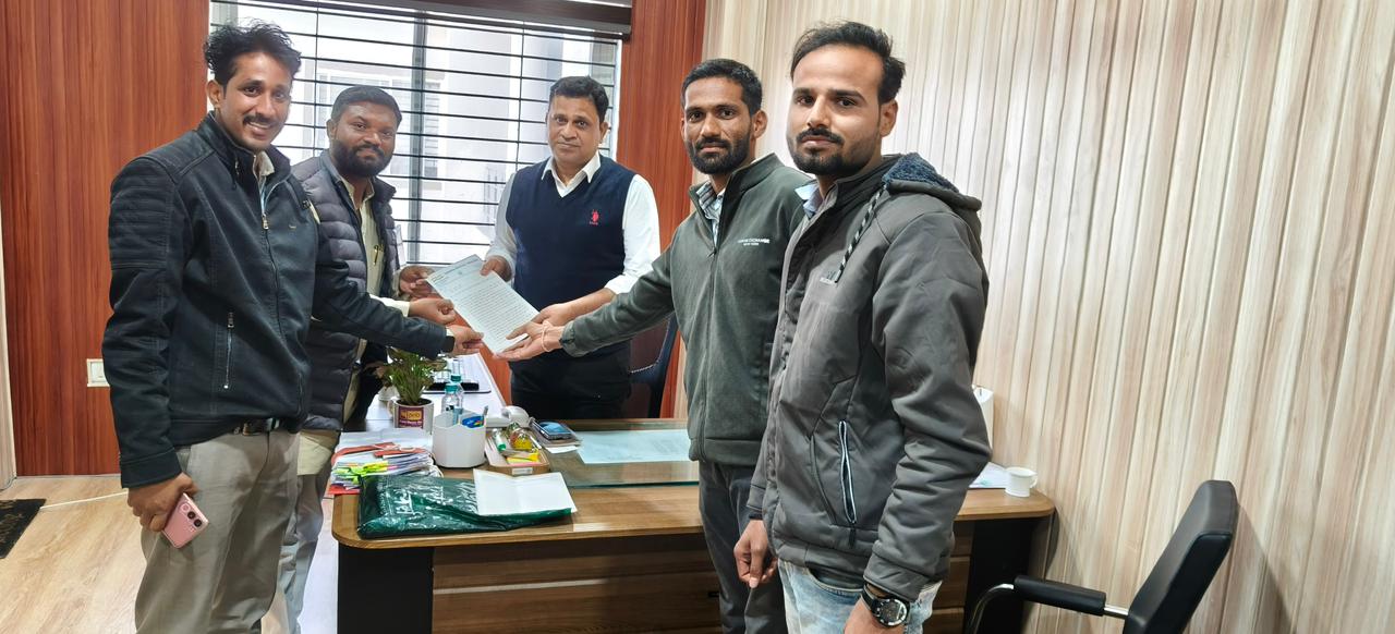 ग्राम भड़ला की समस्याएं ज्ञापन सौंपते जनप्रतिनिधि