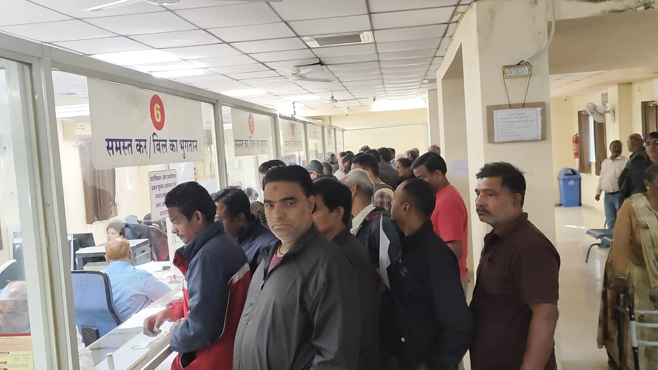 नेशनल लोक अदालत में करदाताओं का उत्साह, नगर निगम कैश काउंटर पर लंबी कतारें