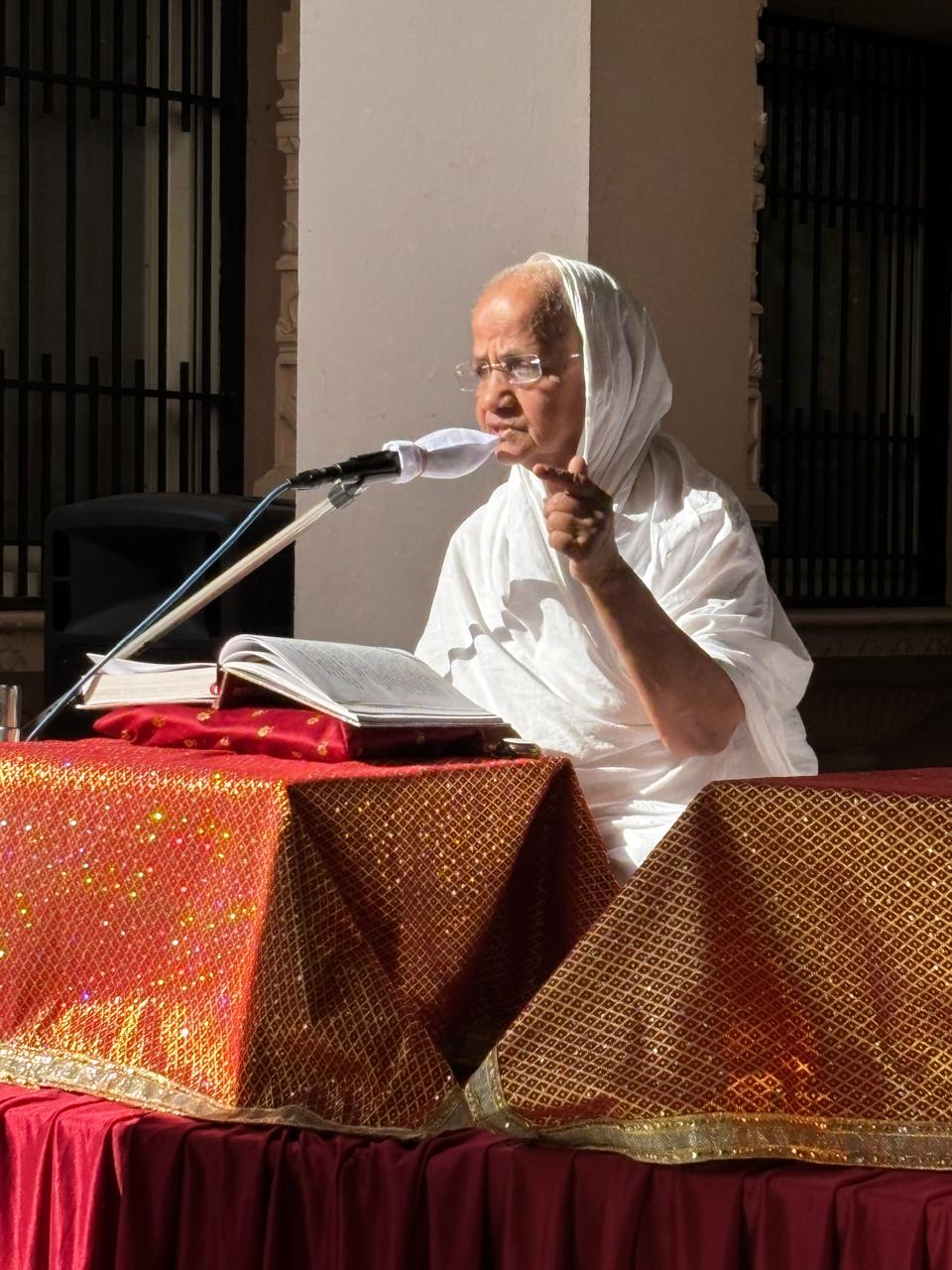 सत्वेषु मैत्री पर प्रवचन देती आर्यिका यशस्विनी माताजी, इंदौर