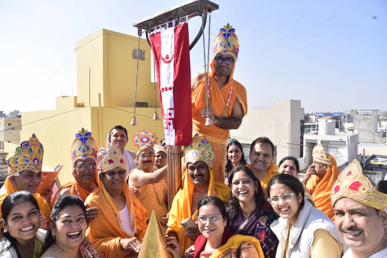 श्री चंद्रप्रभ भगवान जन्मोत्सव के अवसर पर इंदौर के शक्कर बाजार स्थित दिगंबर जैन तेरापंथी मंदिर में भव्य अभिषेक समारोह