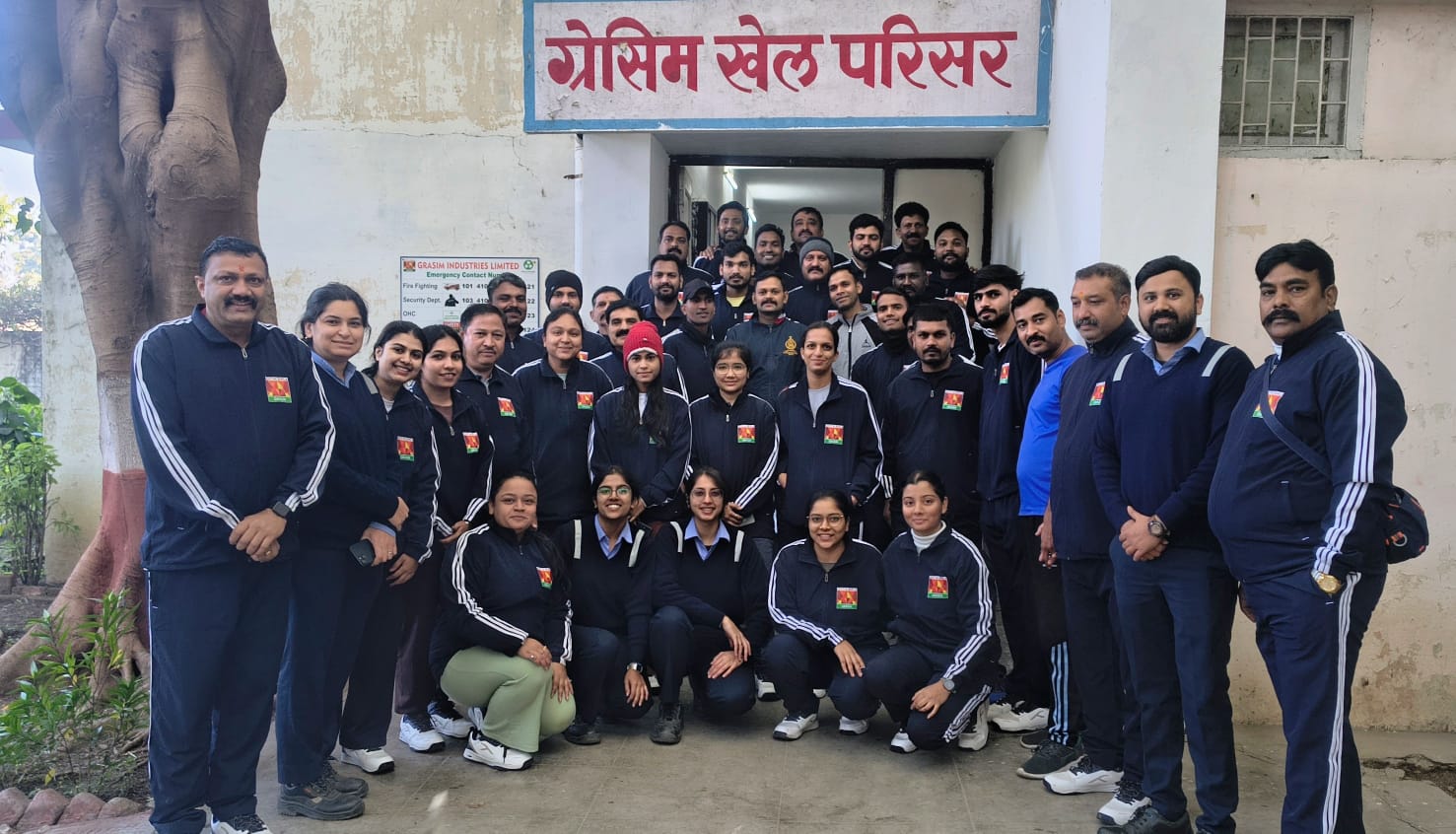 राज्य स्तरीय श्रमिक खेल कूद स्पर्धा 2025 के लिए ग्रेसिम खिलाड़ियों को रवाना करते हुए