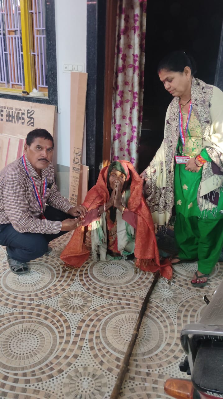 भारतीय मानव अधिकार सहकार ट्रस्ट की प्रेरणादायी पहल: असहाय वृद्ध महिला को गर्म शॉल भेंट कर दिखाया मानवता का सशक्त उदाहरण