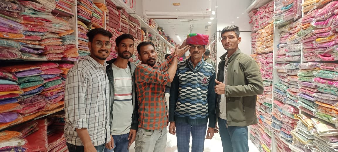 जीवदया प्रेमी जीवन जैन चाय वाले का राजस्थानी साफा पहनाकर सम्मान