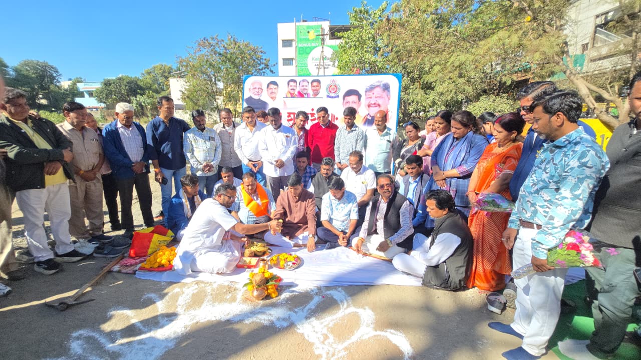 इंदौर सड़क निर्माण कार्य का भूमिपूजन करते महापौर पुष्यमित्र भार्गव और विधायक रमेश मेंदोला