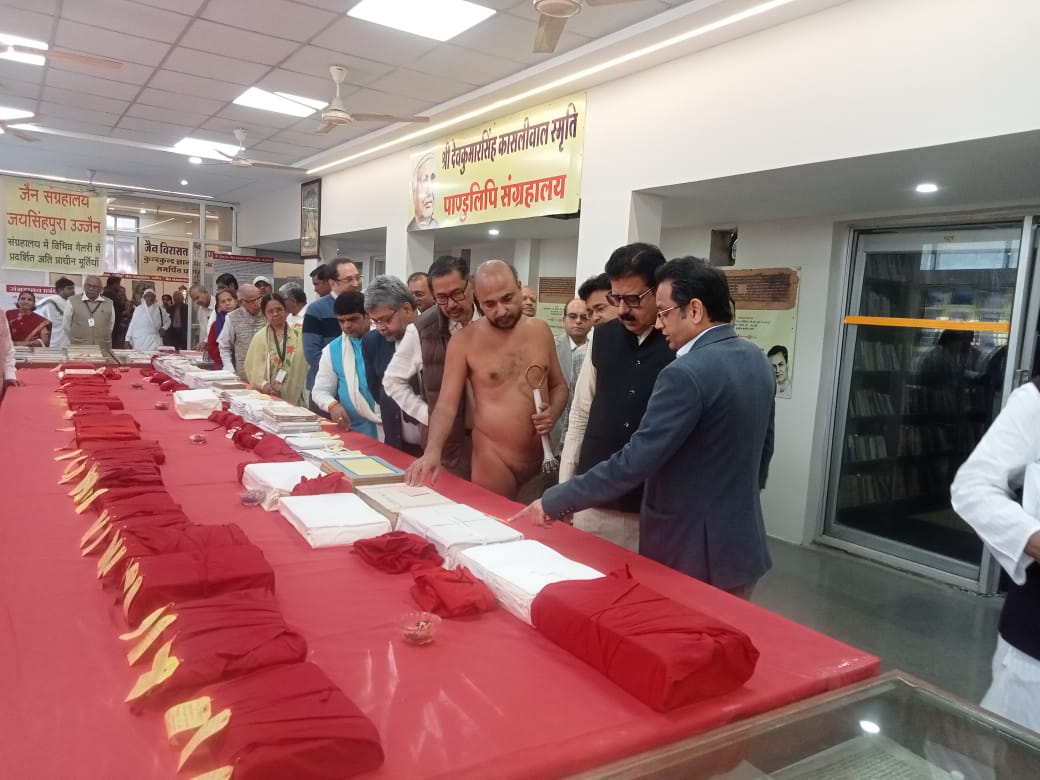 कुंदकुंद ज्ञानपीठ इंदौर में दुर्लभ पांडुलिपि प्रदर्शनी राष्ट्रीय संगोष्ठी के दौरान