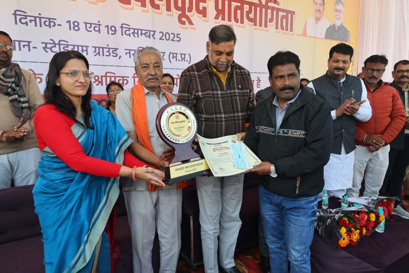 उत्तम श्रमिक पुरस्कार से सम्मानित पप्पू सिसोदिया को मध्य प्रदेश श्रम मंत्री द्वारा पुरस्कार प्रदान करते हुए