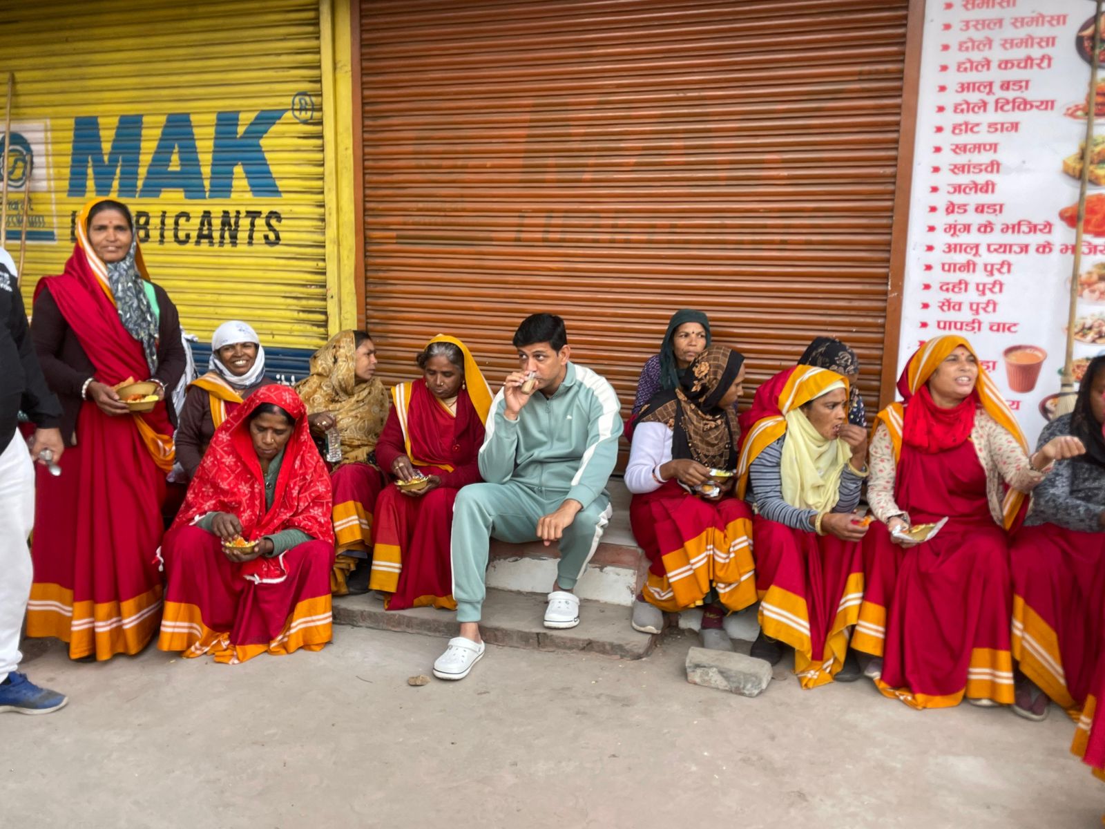 महापौर पुष्यमित्र भार्गव सादगी के साथ सफाई मित्रों संग चाय