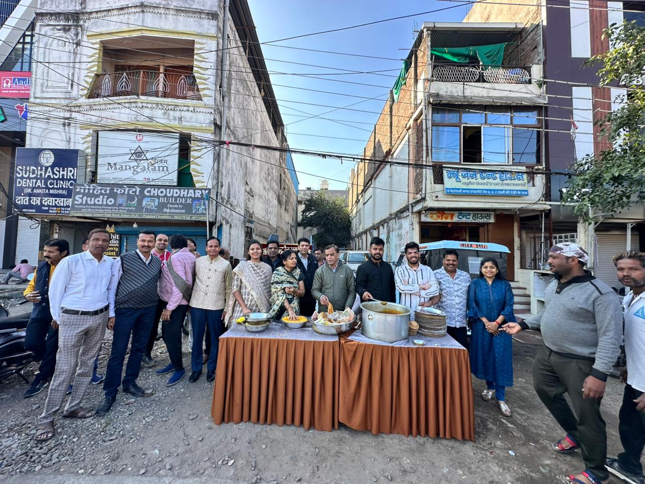 इन्दौर गुरूतीज आयोजन में भोजन वितरण