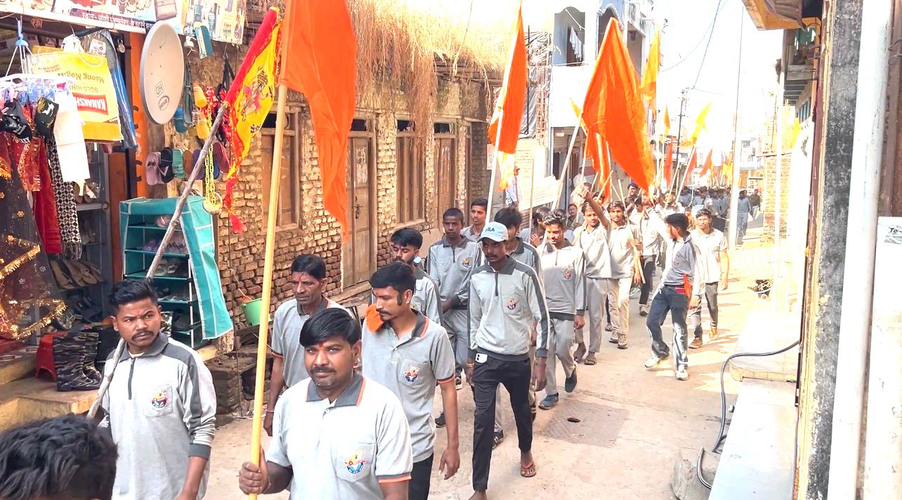 बजरंग दल शौर्य संचलन झकनावदा में भगवा ध्वज