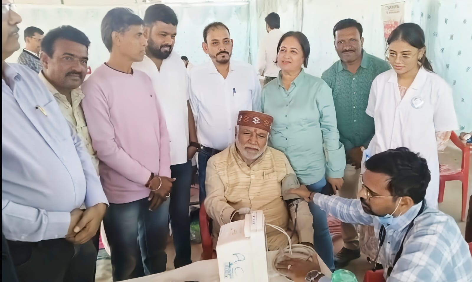 भारतीय पत्रकार संघ स्वास्थ्य शिविर में एसएमएस अस्पताल बड़ौदा की टीम द्वारा मरीजों की जांच