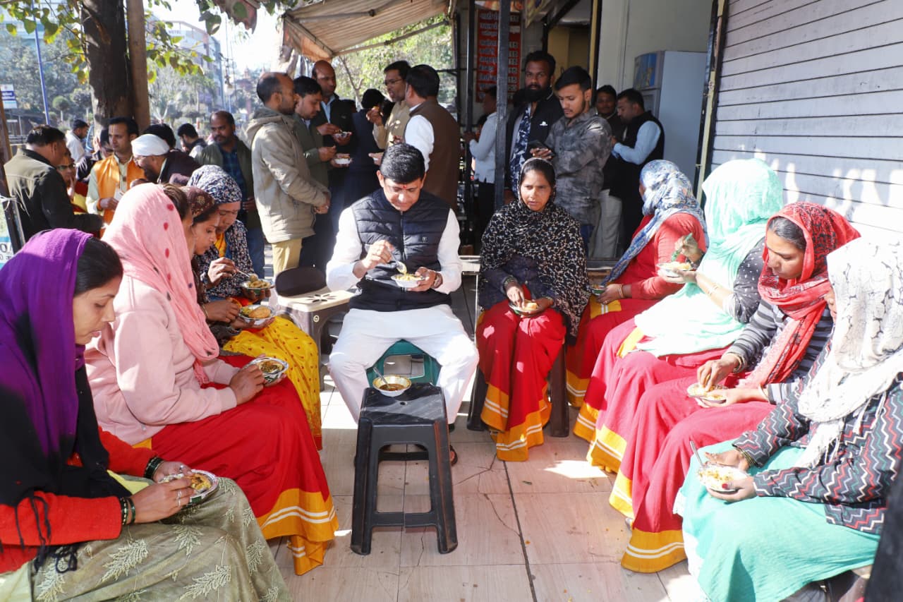 इंदौर स्वच्छता पोहा पार्टी में महापौर पुष्यमित्र भार्गव सफाई मित्रों से संवाद करते हुए