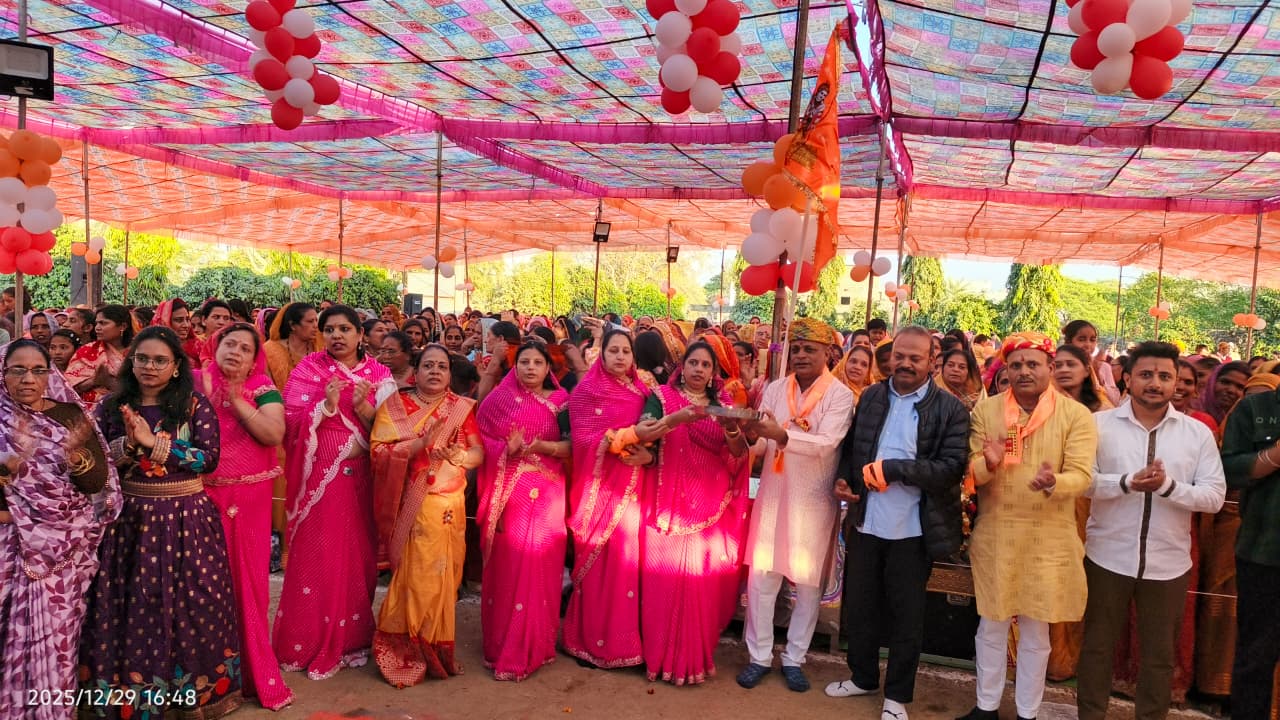 श्रीमद् भागवत कथा श्रीकृष्ण जन्म कथा में बालकृष्ण झांकी के दर्शन करते श्रद्धालु