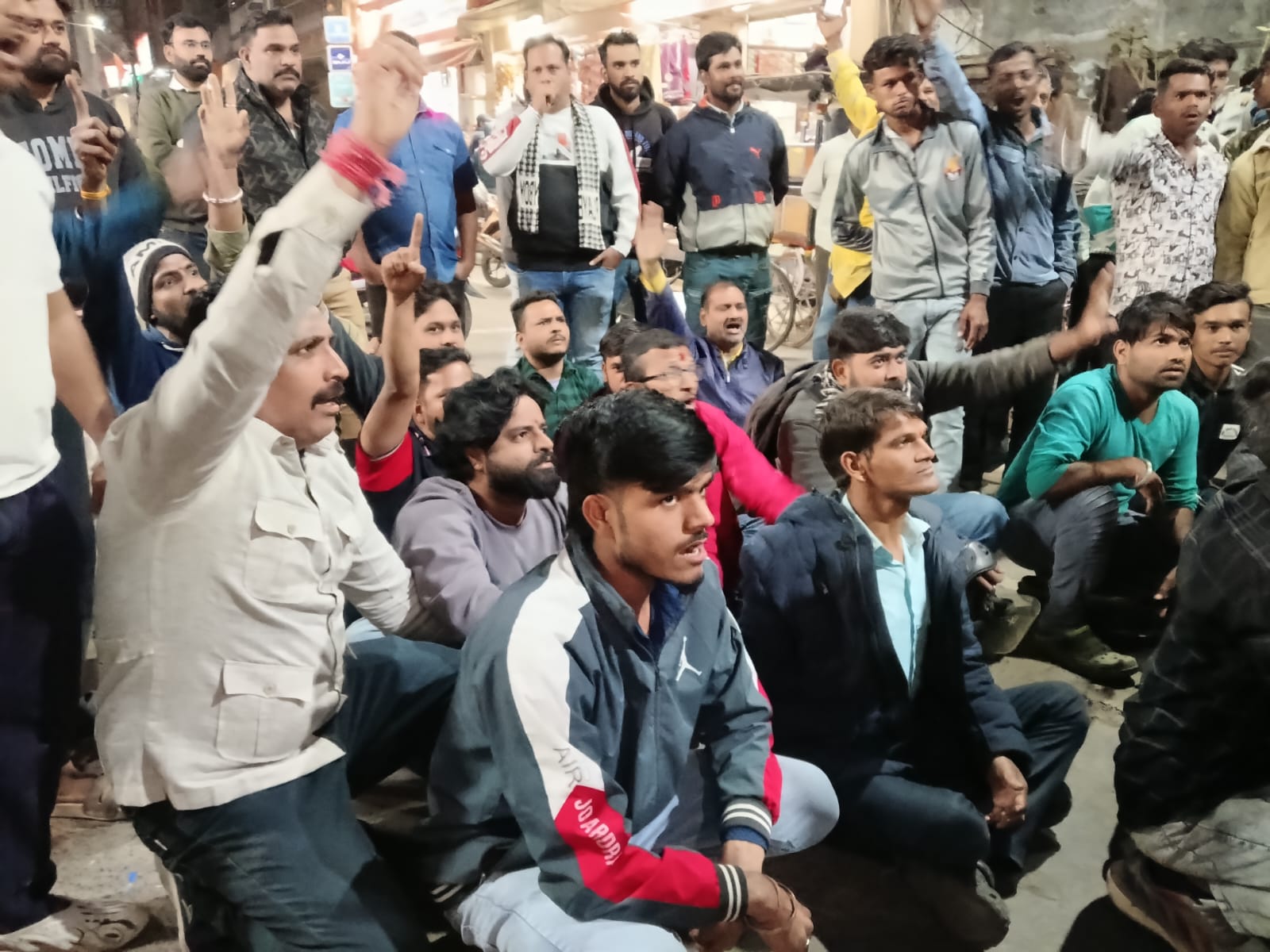 नागदा छेड़छाड़ मामला पर थाना नागदा के बाहर विरोध प्रदर्शन