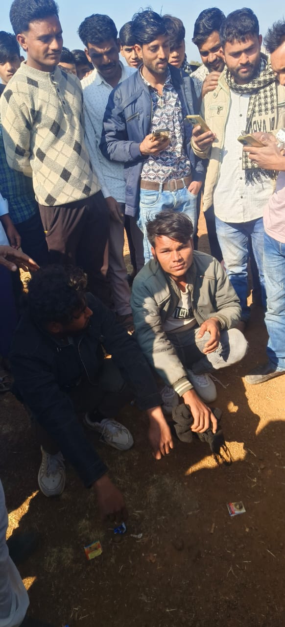आगर मालवा तालिबानी सजा मामला: नाबालिग छात्राओं से छेड़छाड़ पर ग्रामीणों का फूटा गुस्सा, 5 बड़े सवाल