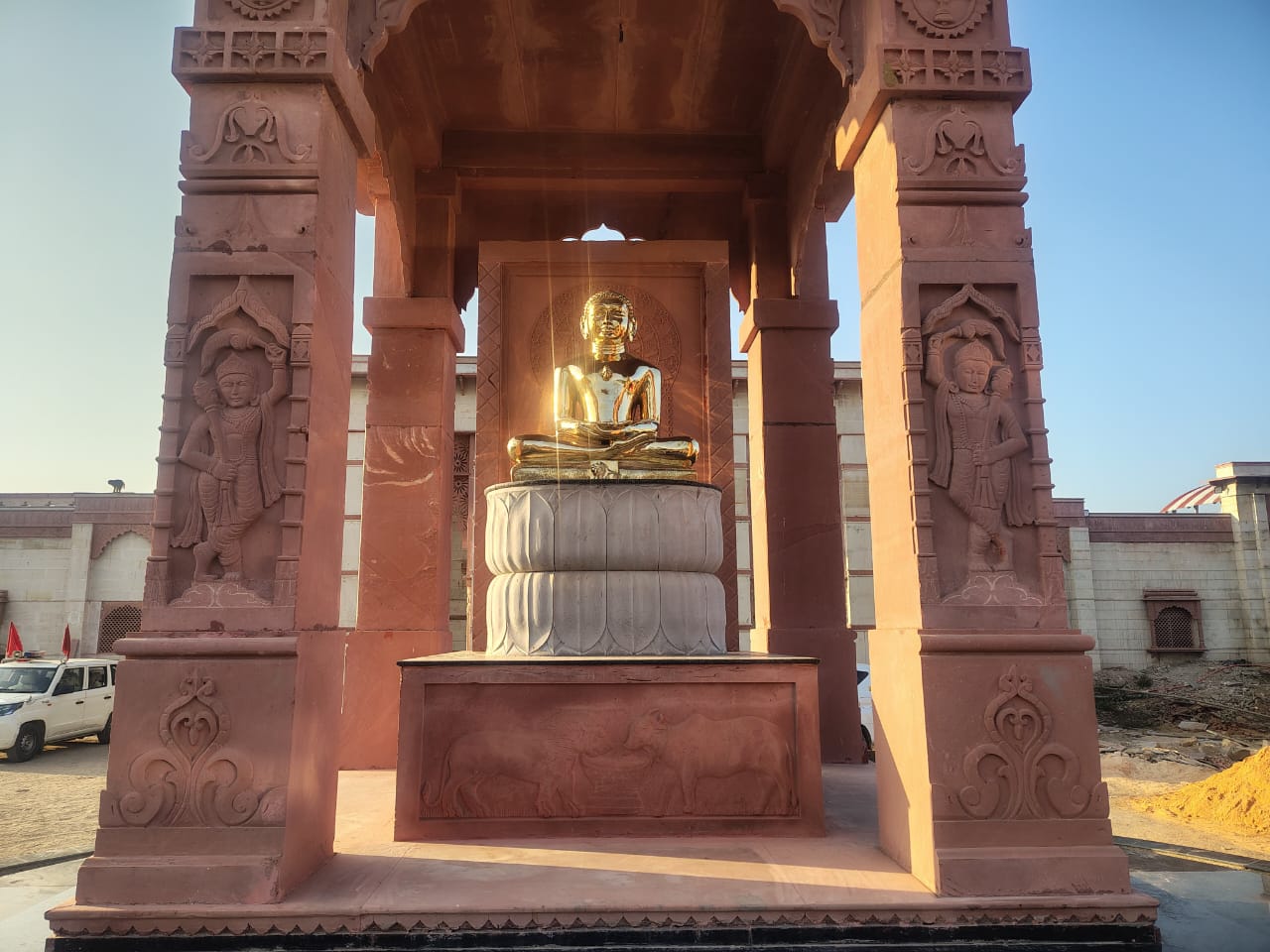 श्रीमहावीरजी रेलवे स्टेशन छतरी के नीचे विराजित भगवान महावीर स्वामी की प्रतिमा