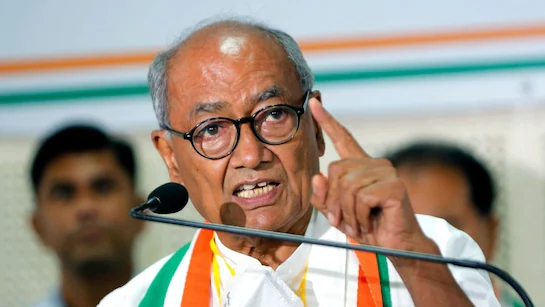 DIGVIJAY SINGH के बयान से कांग्रेस में विरोध तेज, निधि चतुर्वेदी ने आरोप लगाया – पार्टी की जड़ों में मट्ठा डालने का आरोप