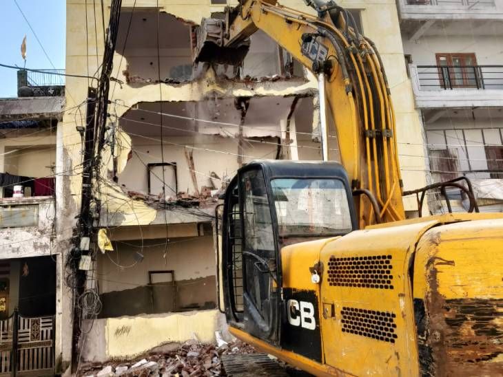 इंदौर झोन क्रमांक 22 रिमूवल कार्रवाई के तहत गुलाब बाग कॉलोनी में अवैध G+1 निर्माण हटाते नगर निगम की टीम