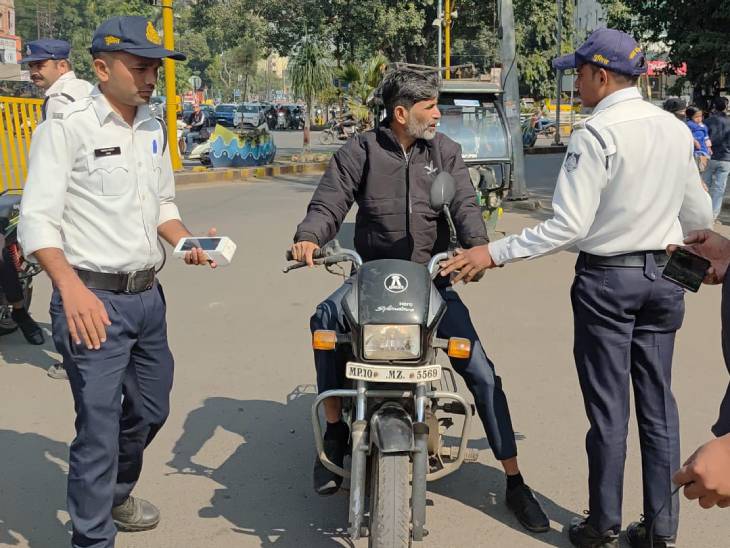 Indore Traffic Police Action: हेलमेट चेकिंग और नो-पार्किंग ड्राइव में एक दिन में 605 चालान, 159 वाहन जब्त