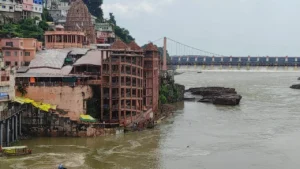 ओंकारेश्वर में भीड़ और होटल की स्थिति