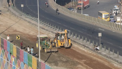 Indore Rau Bridge Corruption – 11 महीने पुराने राऊ सिक्सलेन ब्रिज पर उखड़ती सड़क