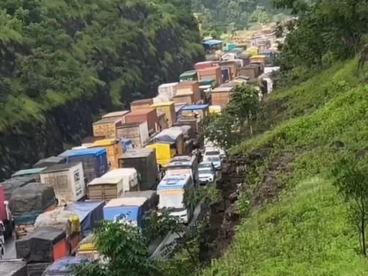 साल के आखिरी सप्ताह में बड़वाह इंदौर मार्ग पर लगा लंबा ट्रैफिक जाम