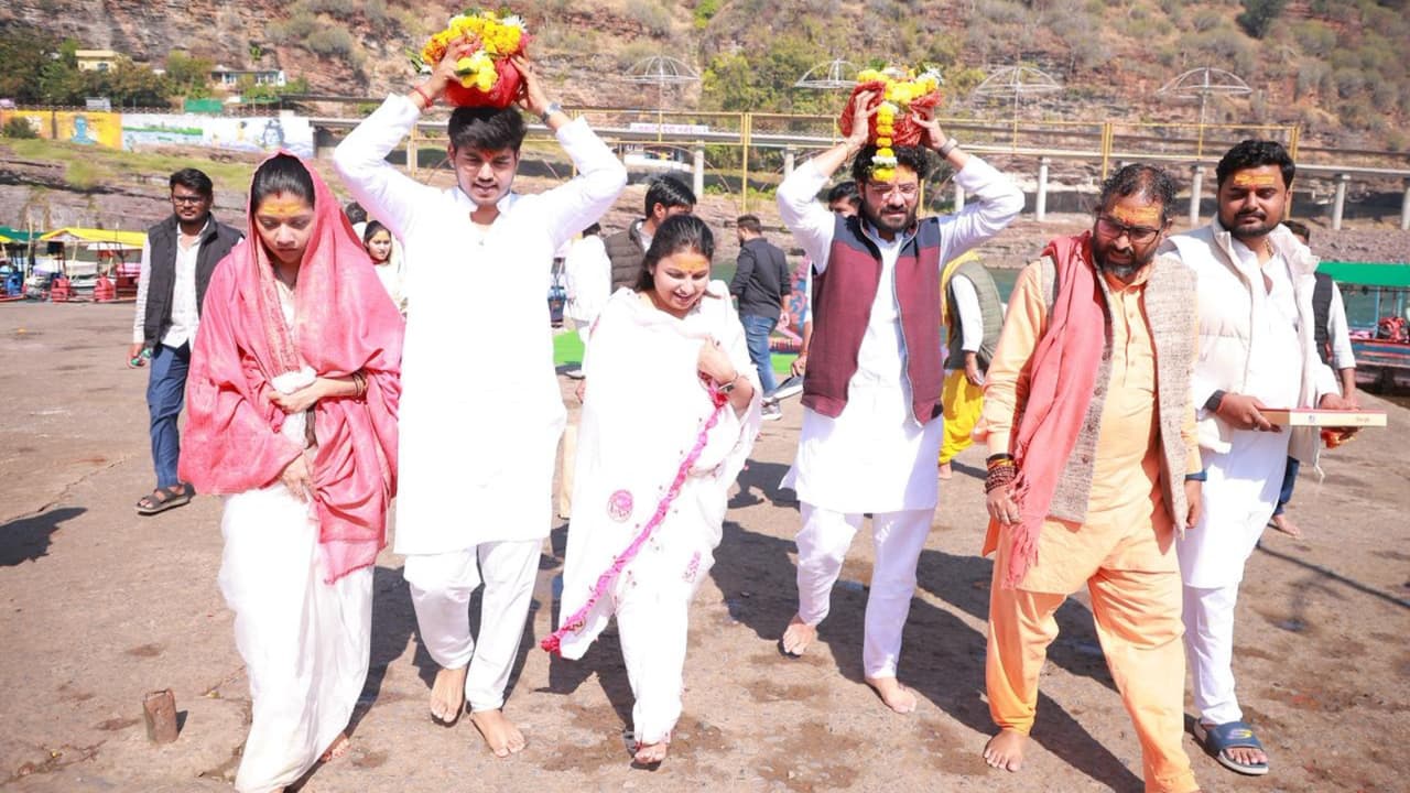 अभिमन्यु यादव और इशिता यादव नर्मदा परिक्रमा करते हुए