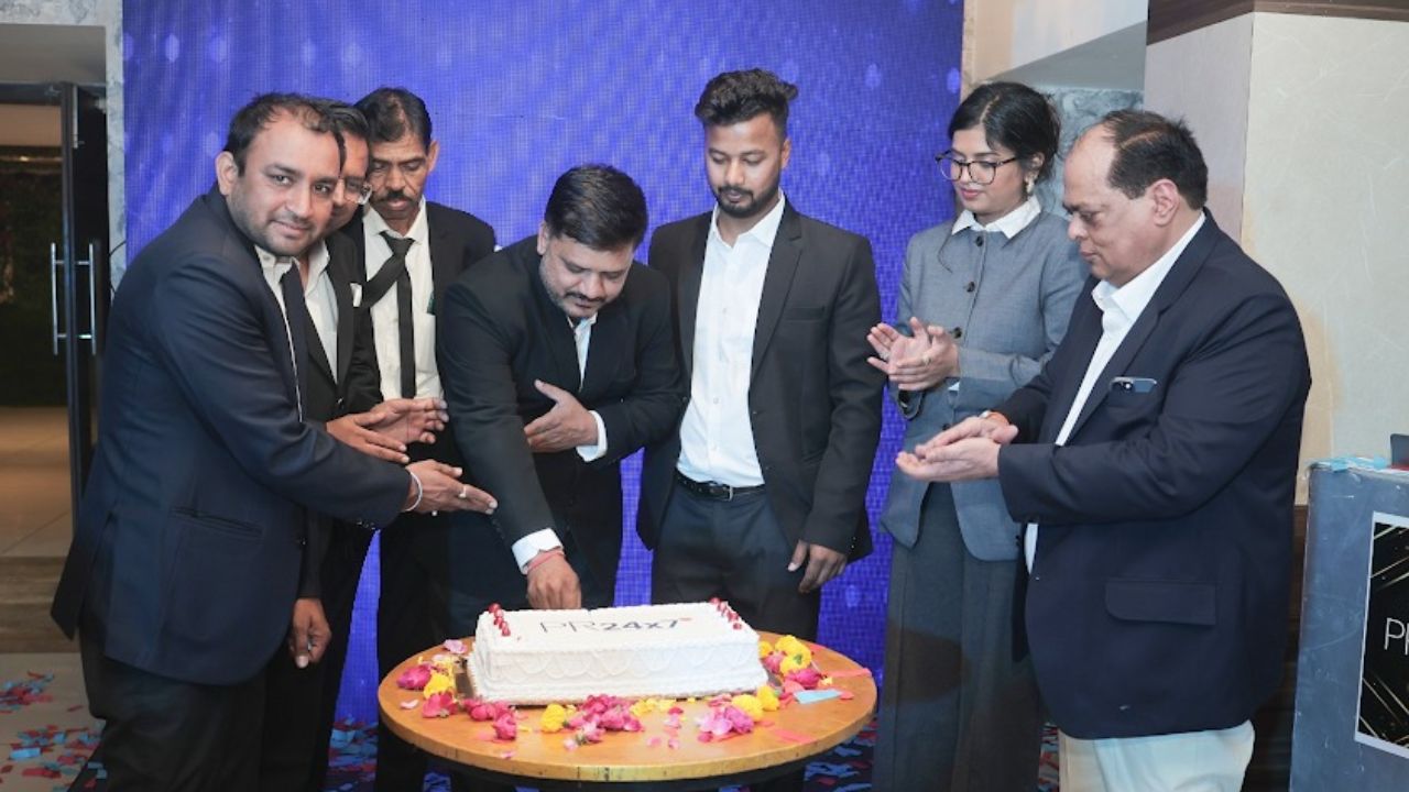 इंदौर: पीआर 24×7 के स्थापना दिवस पर कर्मचारियों को स्टार ऑफ द ईयर का सम्मान