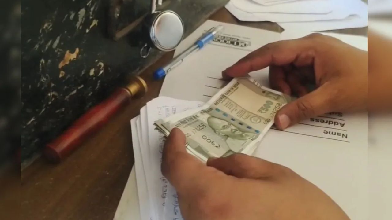शिवपुरी ADM स्टेनो रिश्वत मामला: 5 हजार रुपये लेते गिरफ्तार, जमीन नामांतरण के लिए मांगे थे 20 हजार